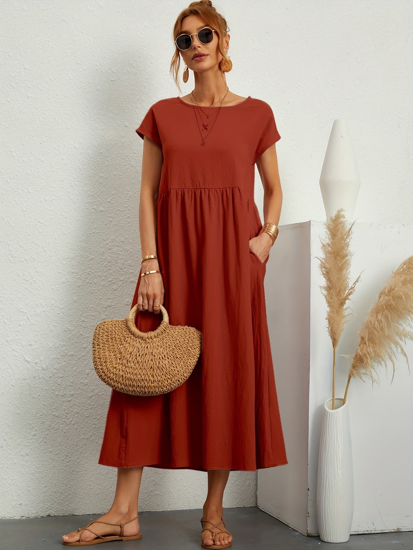 Robe longue fluide à manches courtes et coupe évasée élégante