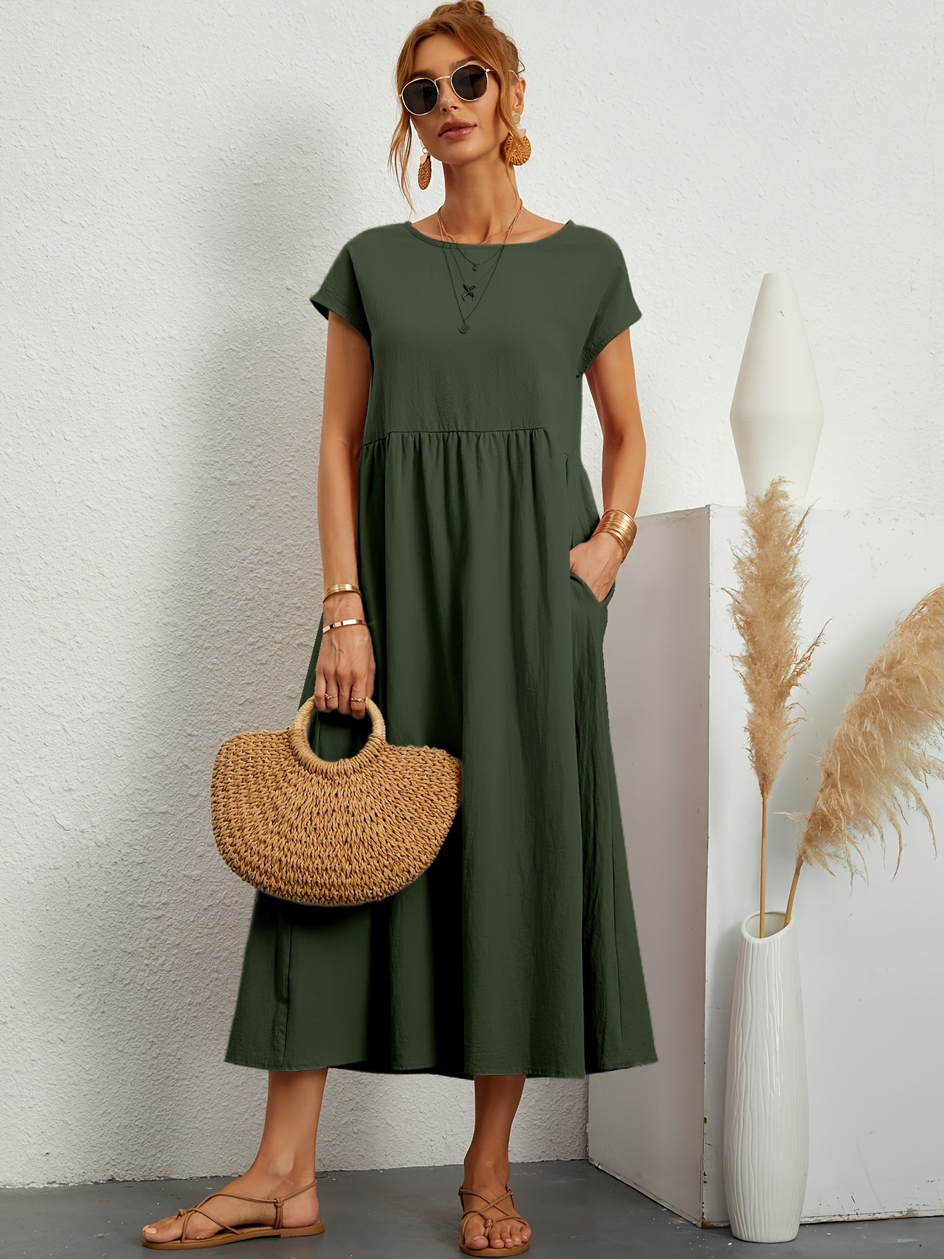 Robe longue fluide à manches courtes et coupe évasée élégante