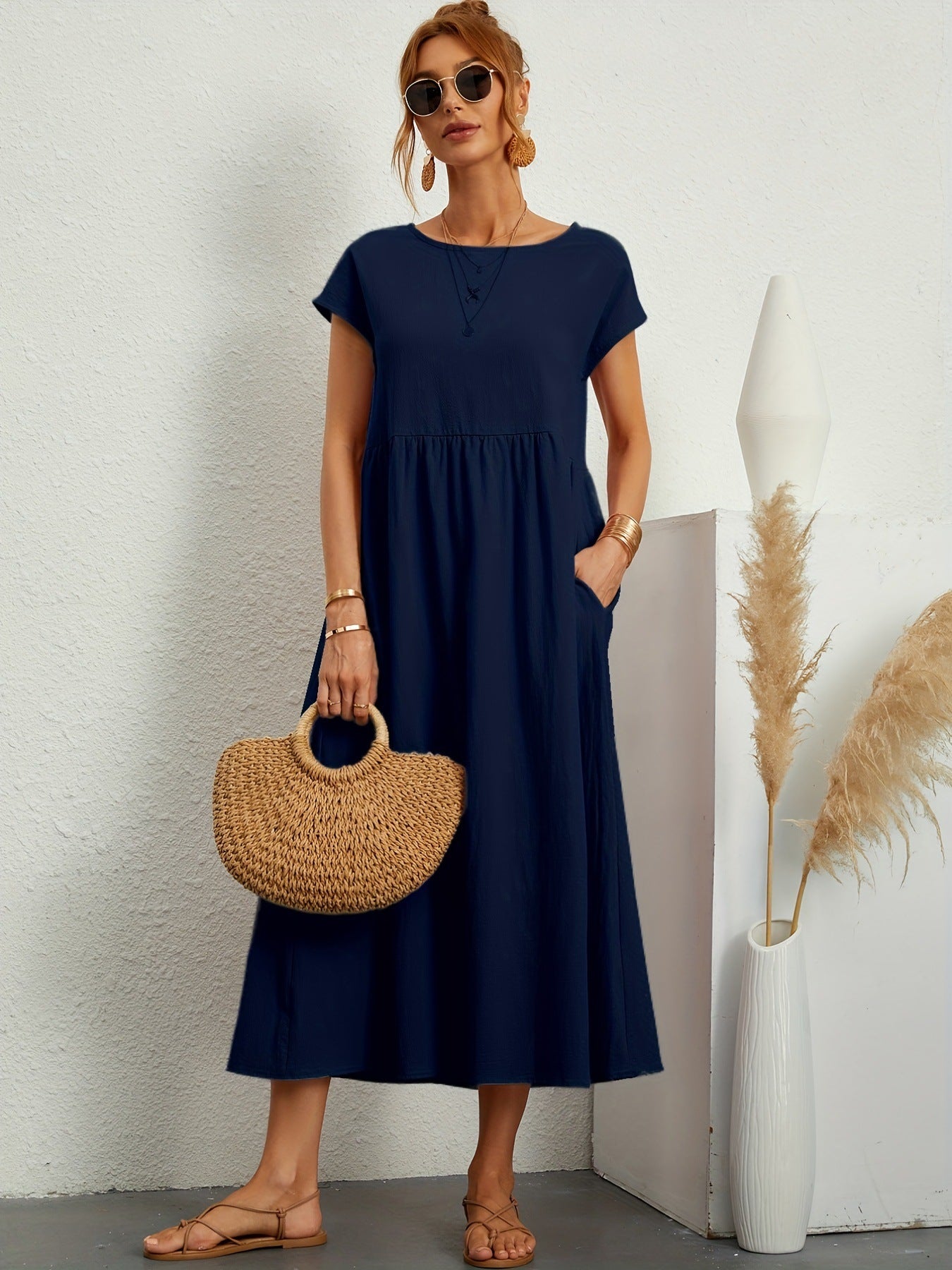 Robe longue fluide à manches courtes et coupe évasée élégante