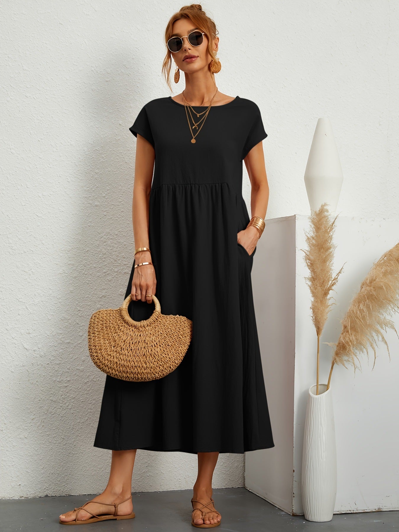 Robe longue fluide à manches courtes et coupe évasée élégante