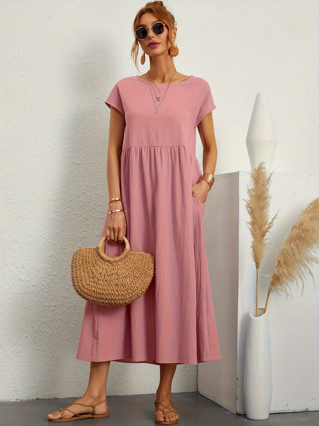 Robe longue fluide à manches courtes et coupe évasée élégante