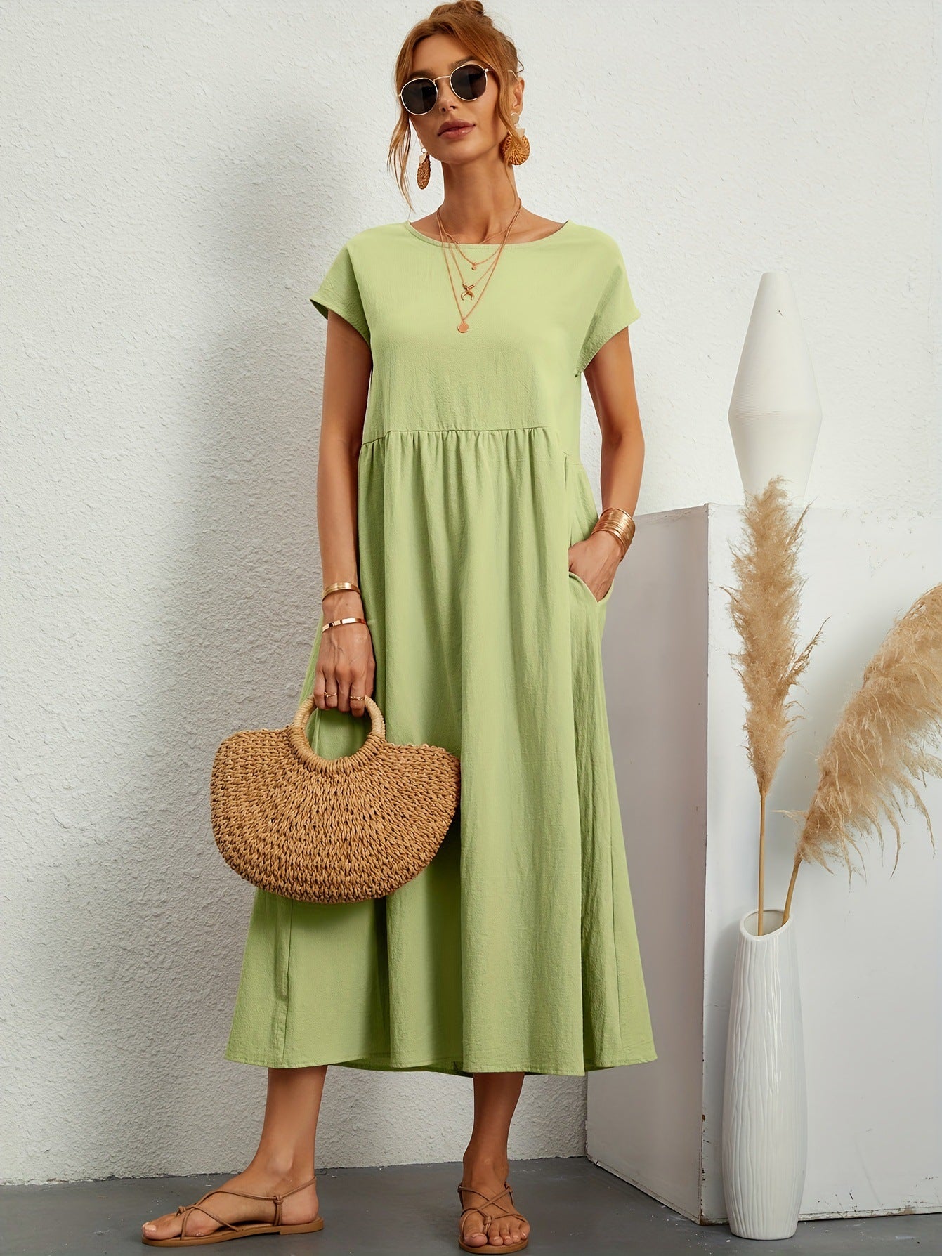 Robe longue fluide à manches courtes et coupe évasée élégante