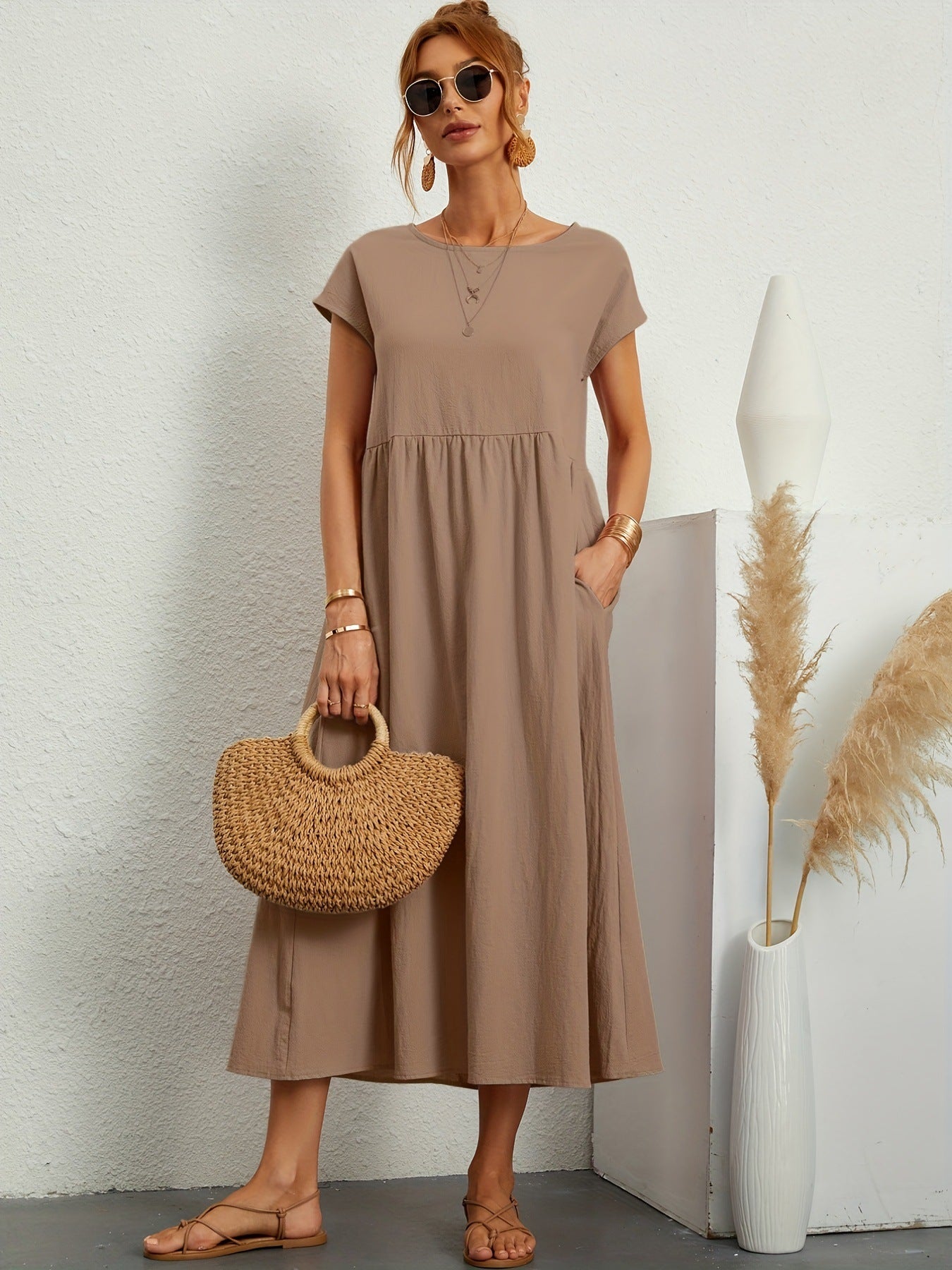 Robe longue fluide à manches courtes et coupe évasée élégante