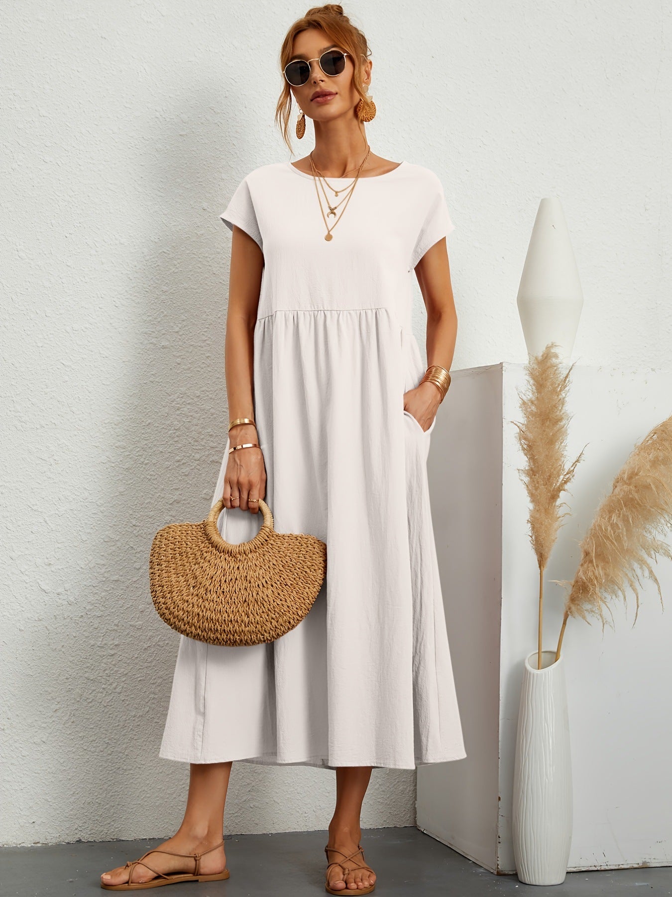 Robe longue fluide à manches courtes et coupe évasée élégante